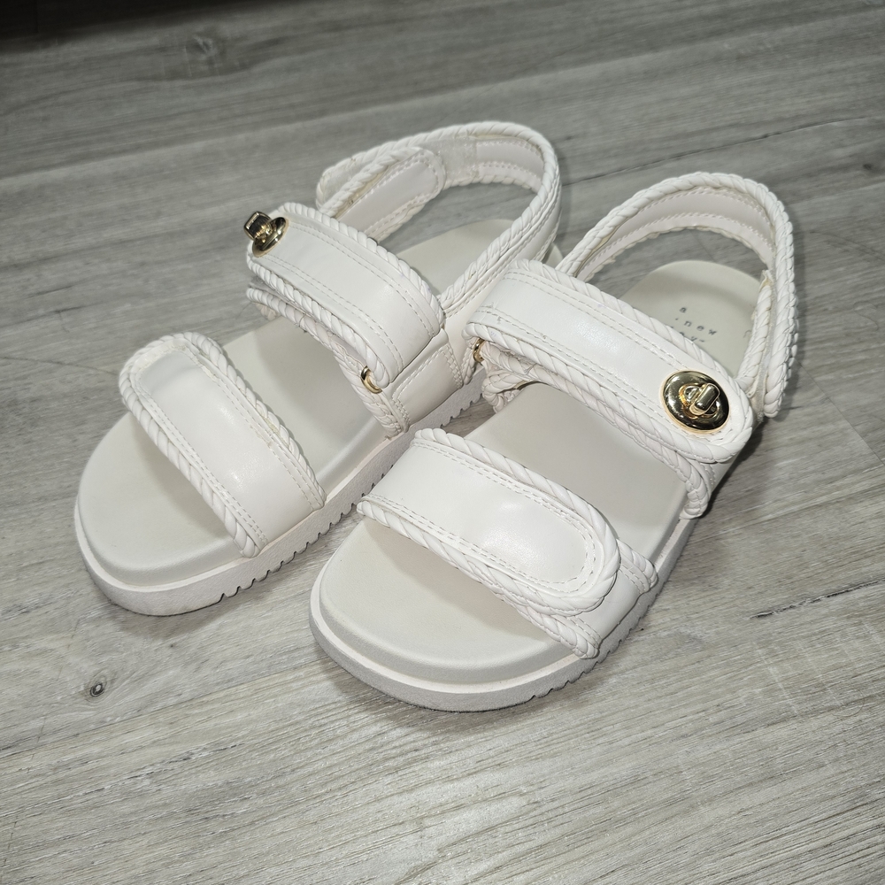 Womens Sz 7 Sandals with Gold Accent